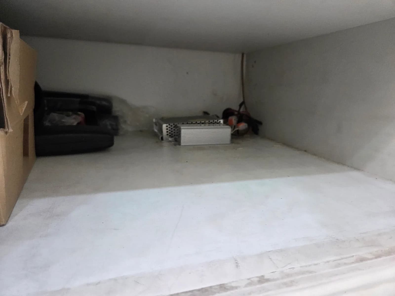 안경점 진열장 안쪽 150W 안정기와 배선