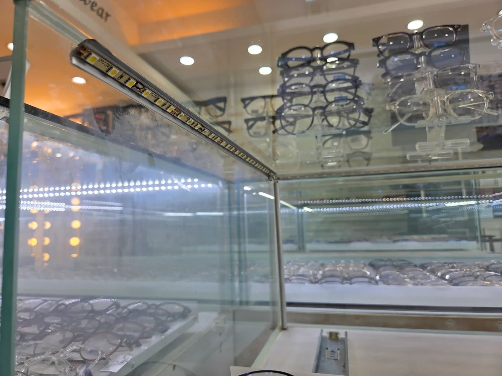 안경점 유리 진열대 아래 LED 조명