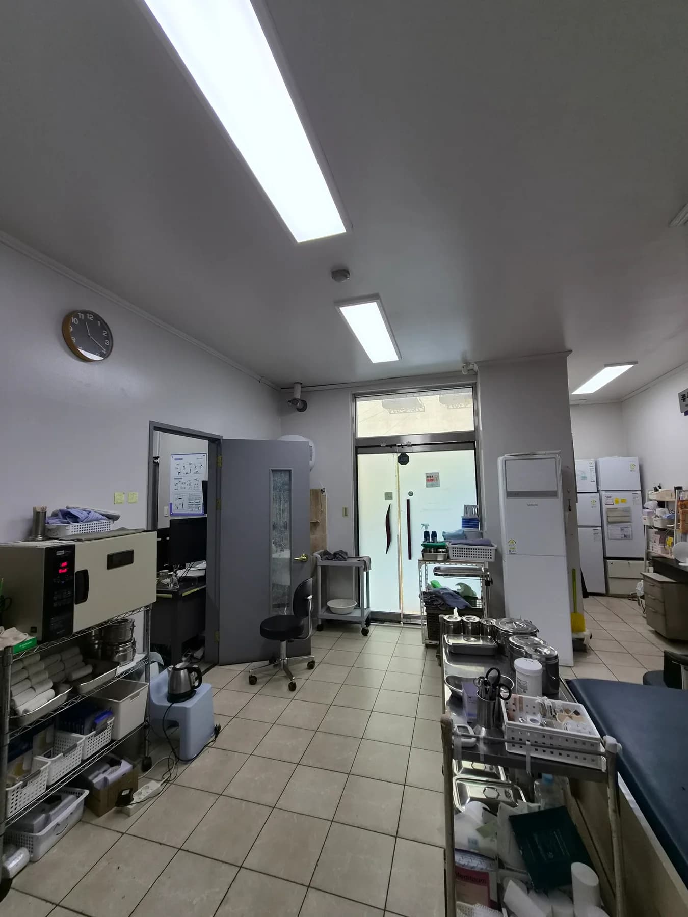 대전 전민동 병원 치료 공간의 LED 엣지 조명 점등 모습