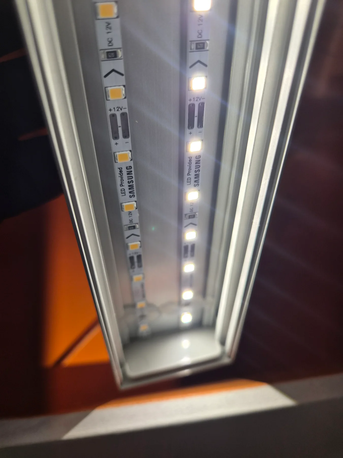 한쪽 LED 기판은 점등되고 다른 쪽은 꺼진 라인조명 내부