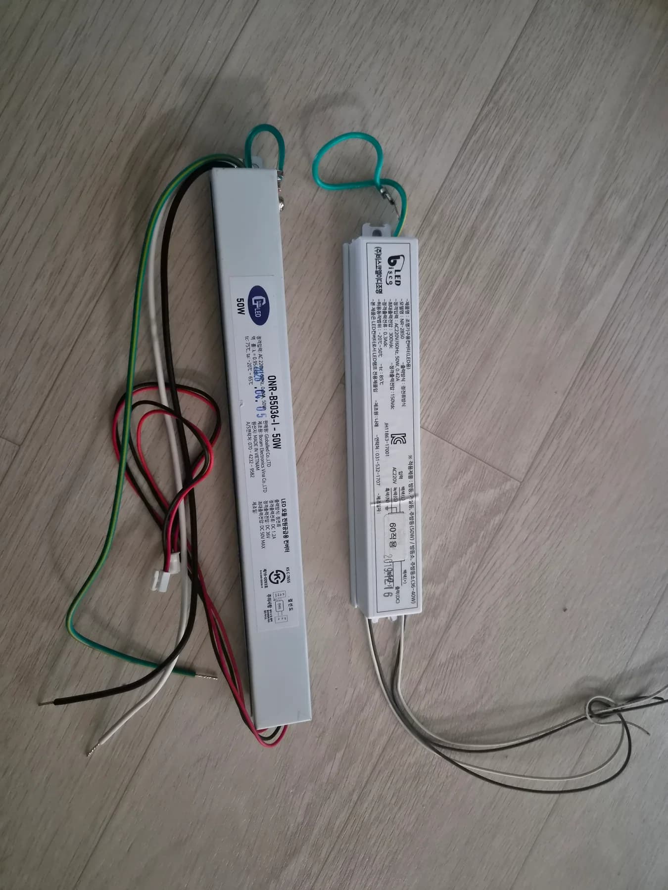 LED 거실등에서 분리한 전원 부품과 배선