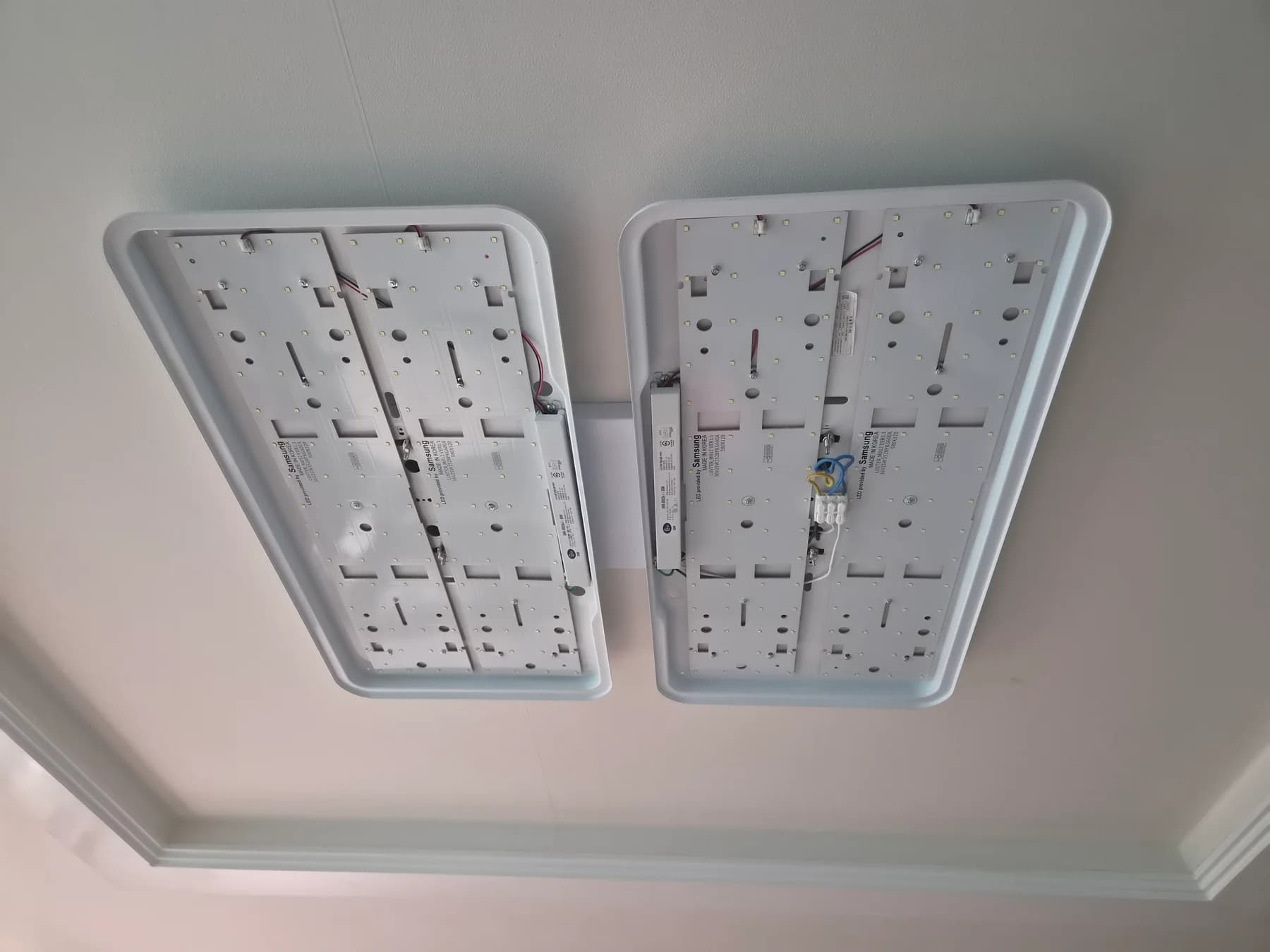 LED 기판 교체 후 정리된 거실등 내부