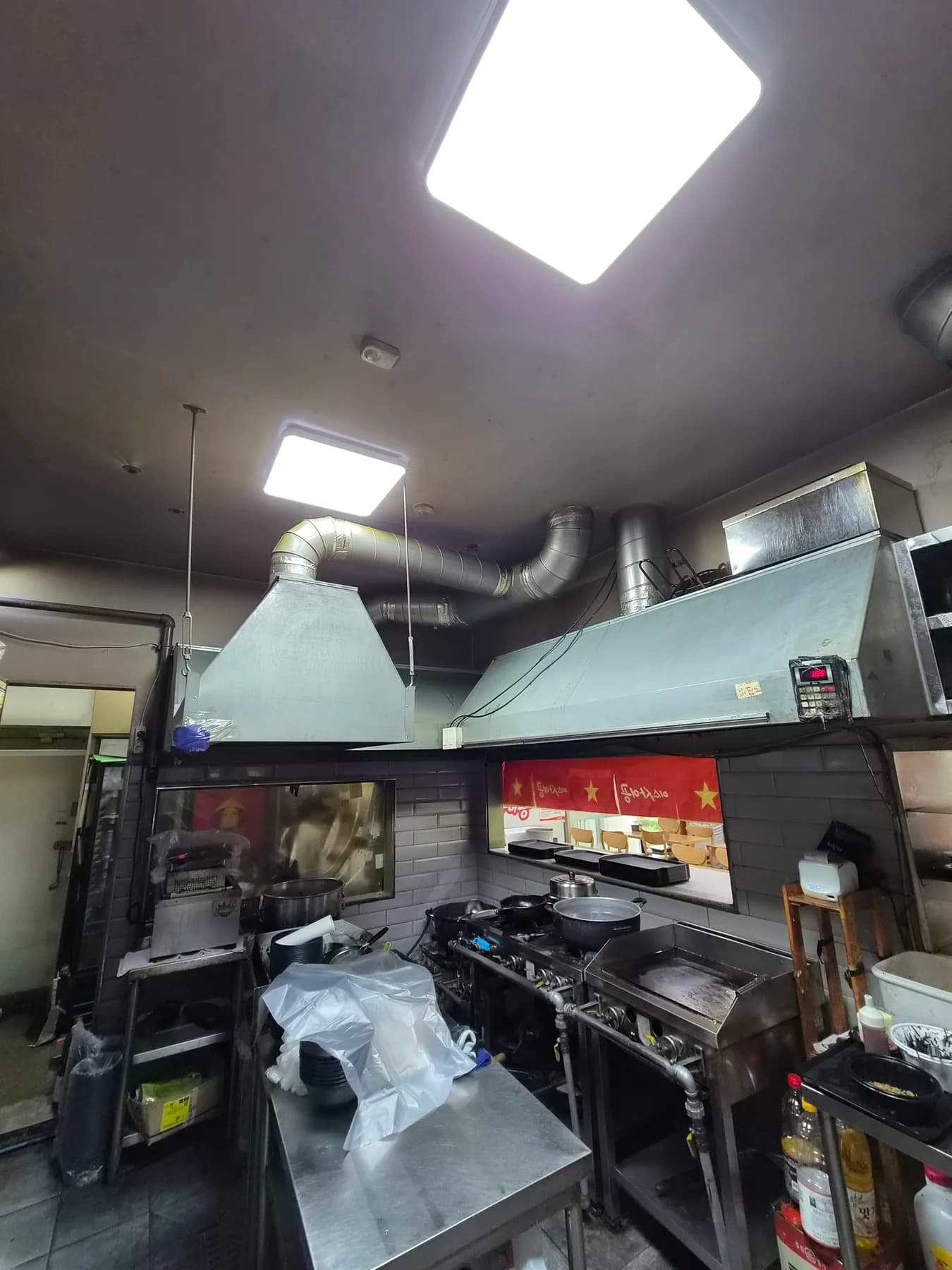 미스사이공 대전 롯데점 매장 안쪽 천장 조명