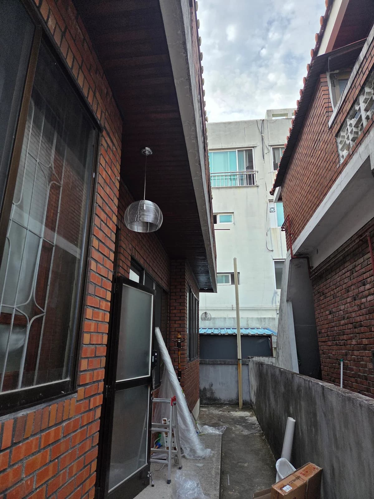 주택 외부 천장에 설치된 펜던트 조명