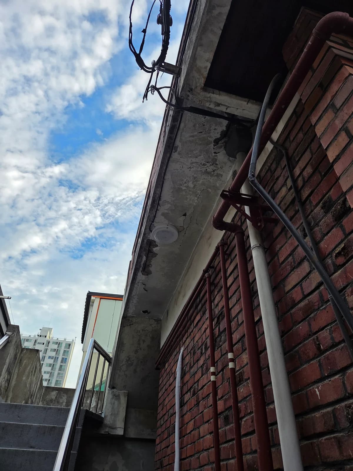주택 외부 천장에 설치된 원형 등기구