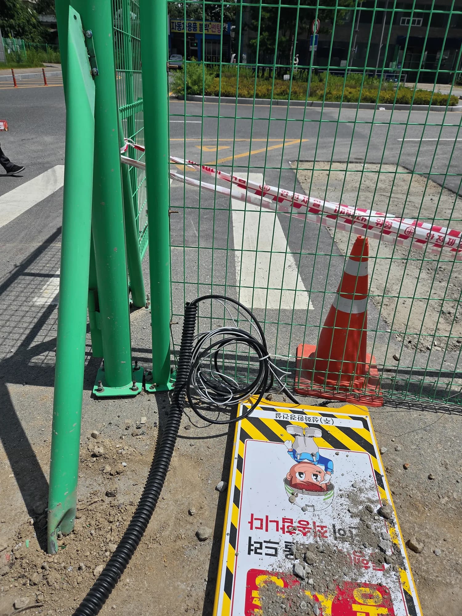 건설 경계 구역과 경고 표시가 있는 현장