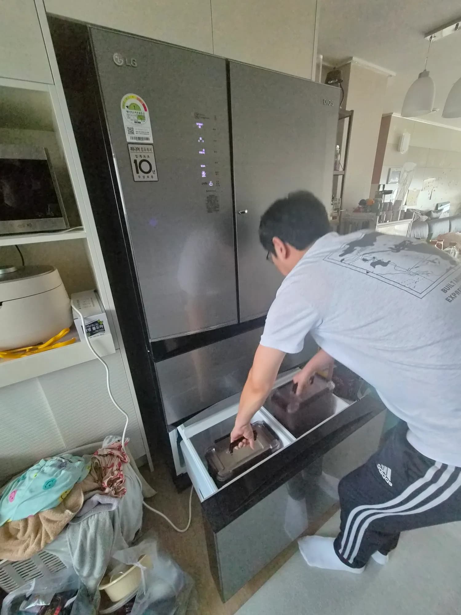 전원 점검을 위해 냉동실 식품을 꺼내는 모습