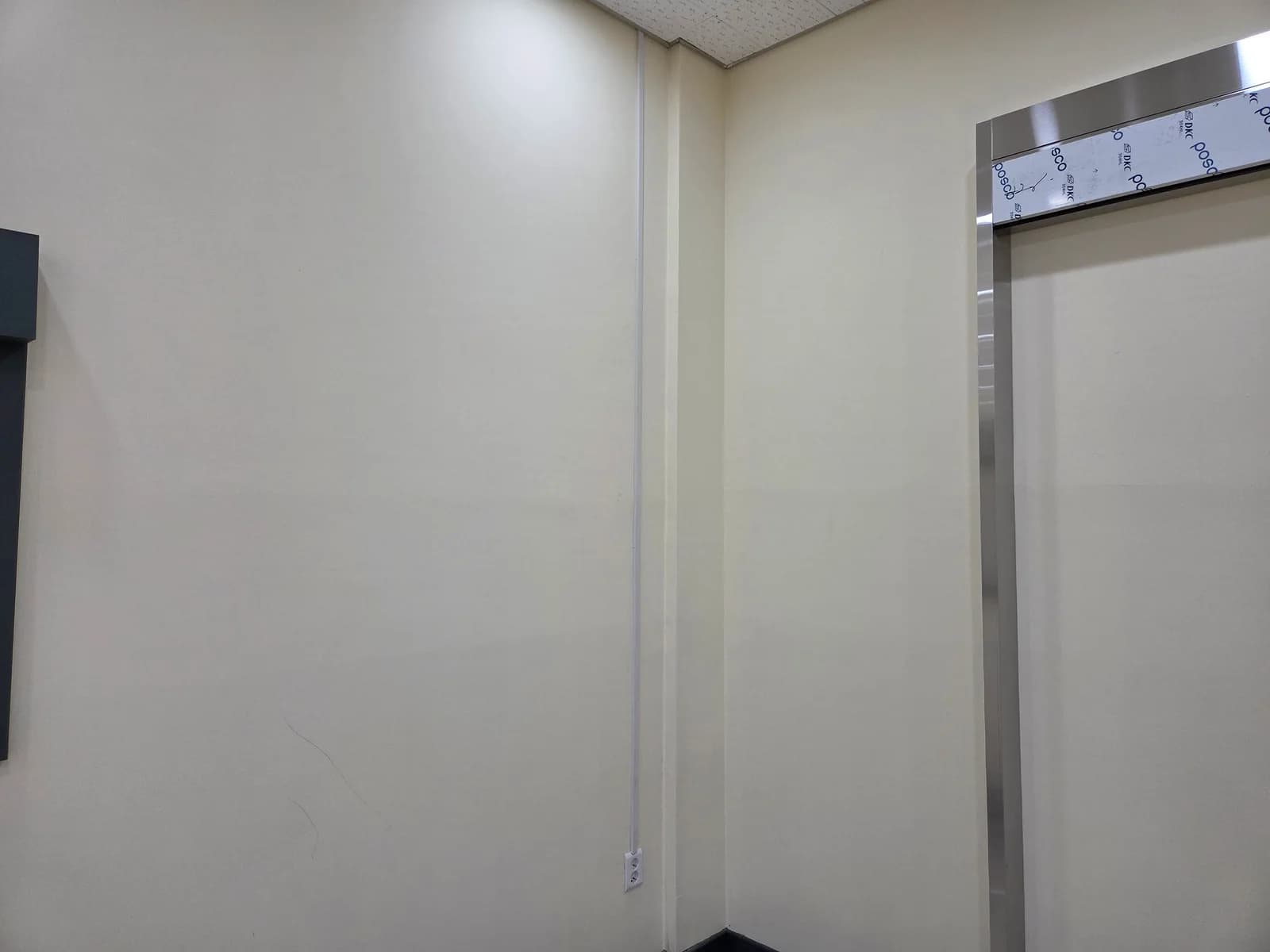 천안 전기공사 현장의 벽면 노출 배선과 콘센트