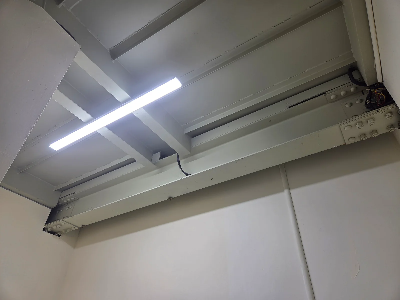 천안 전기공사 현장 철골 천장의 점등된 LED 조명