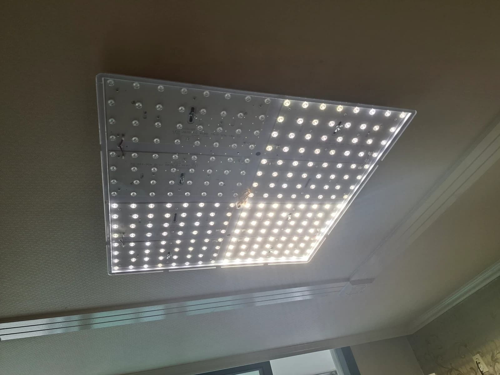 대전 둔산동 아파트 거실등 내부에서 일부만 켜진 LED 기판