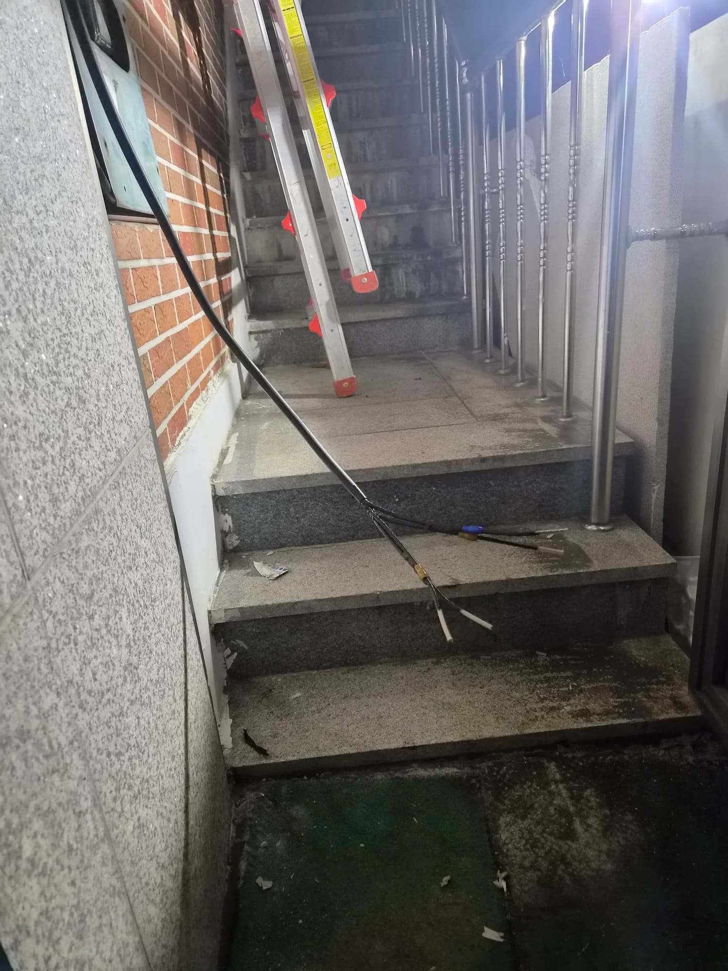 대전 동구 음식점 건물 측면 계단을 따라 놓인 외벽 케이블