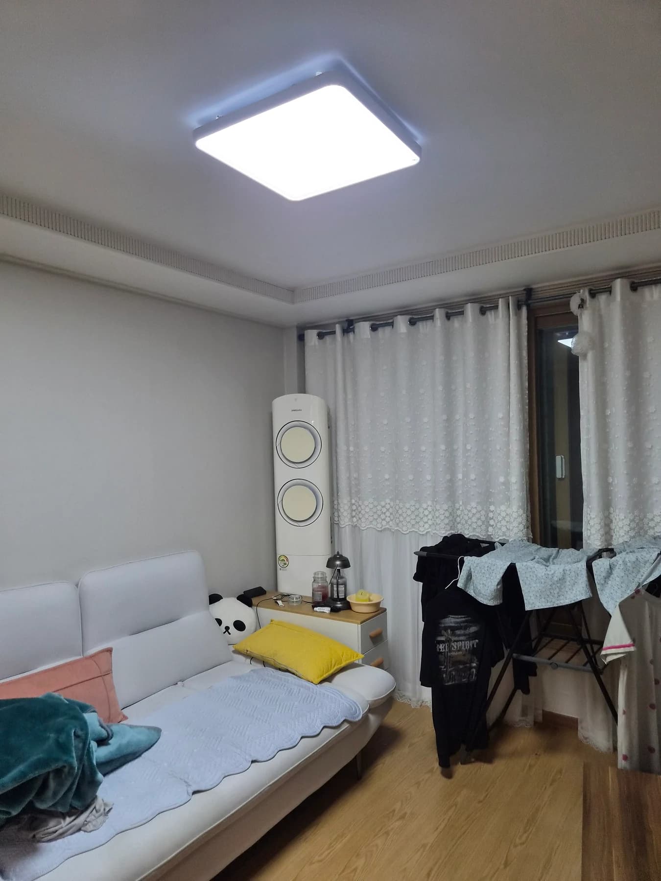 청주 예지웰 거실에서 교체 후 불이 켜진 사각 천장 조명