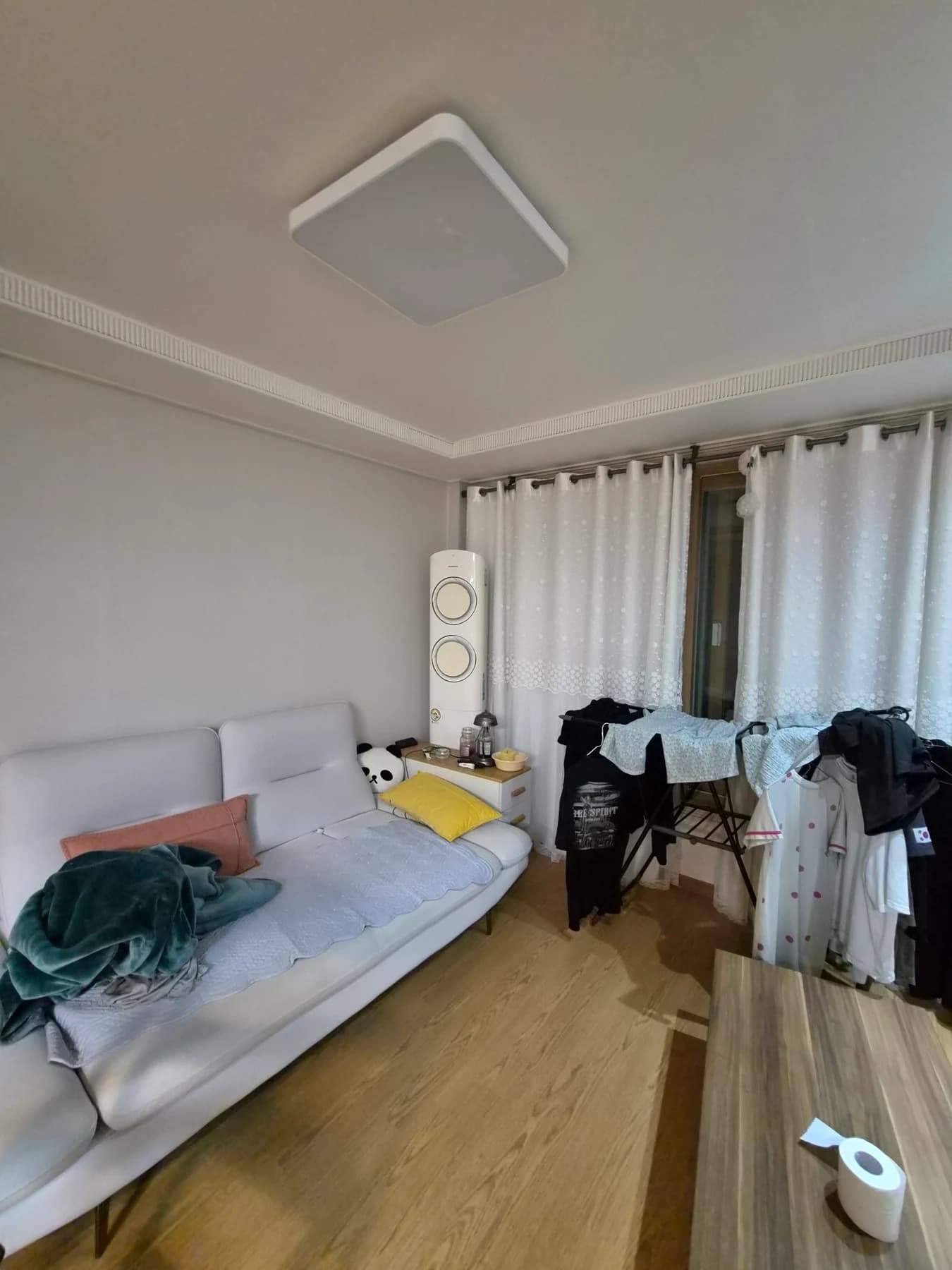 청주 예지웰 거실 천장에 설치된 교체 전 사각 조명