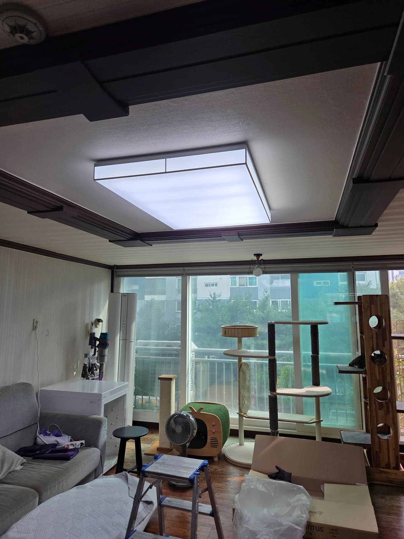 대전 둔산동 거실 천장에 설치된 바리솔 조명이 켜진 모습