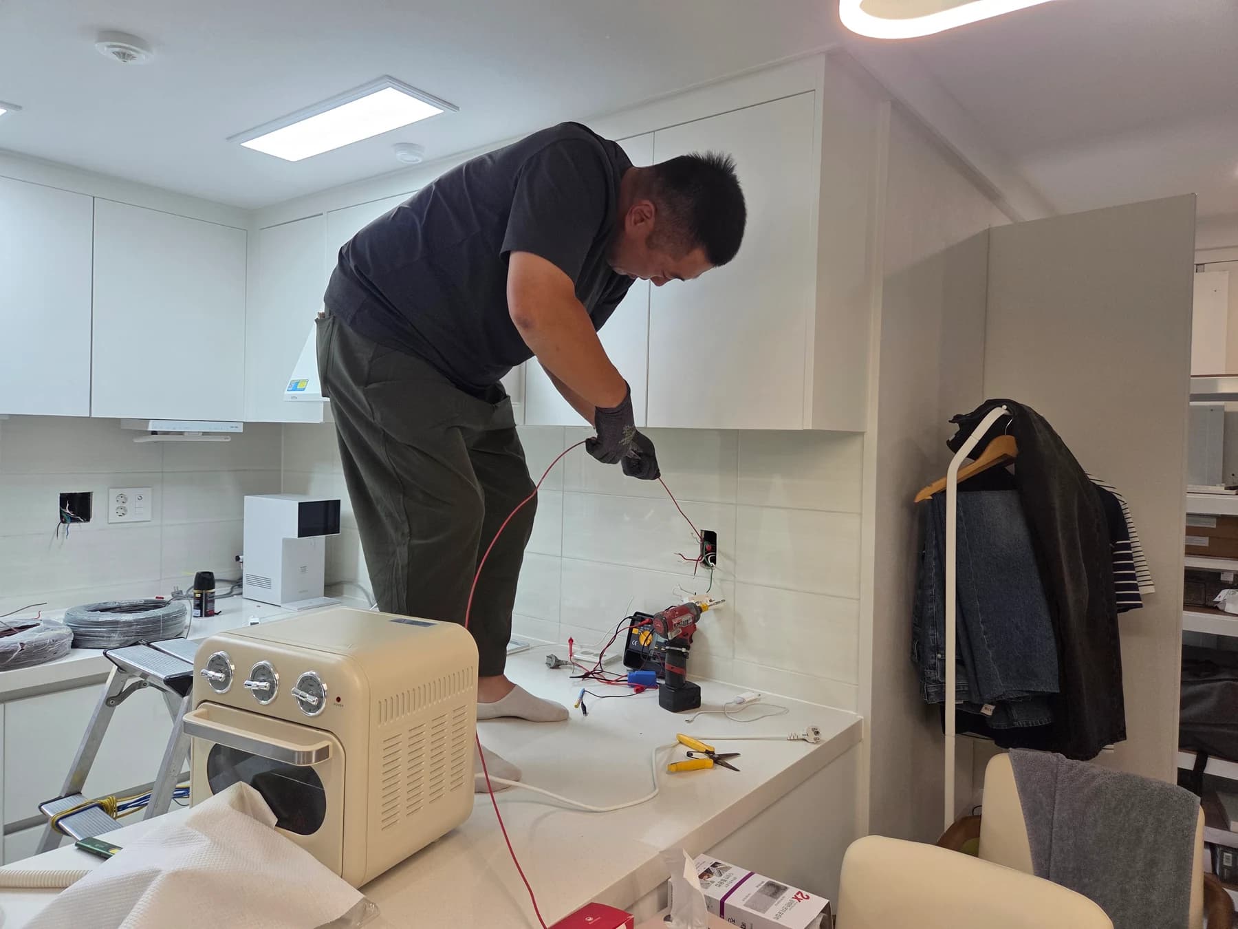 싱크대 상부 새 전선 인입 작업