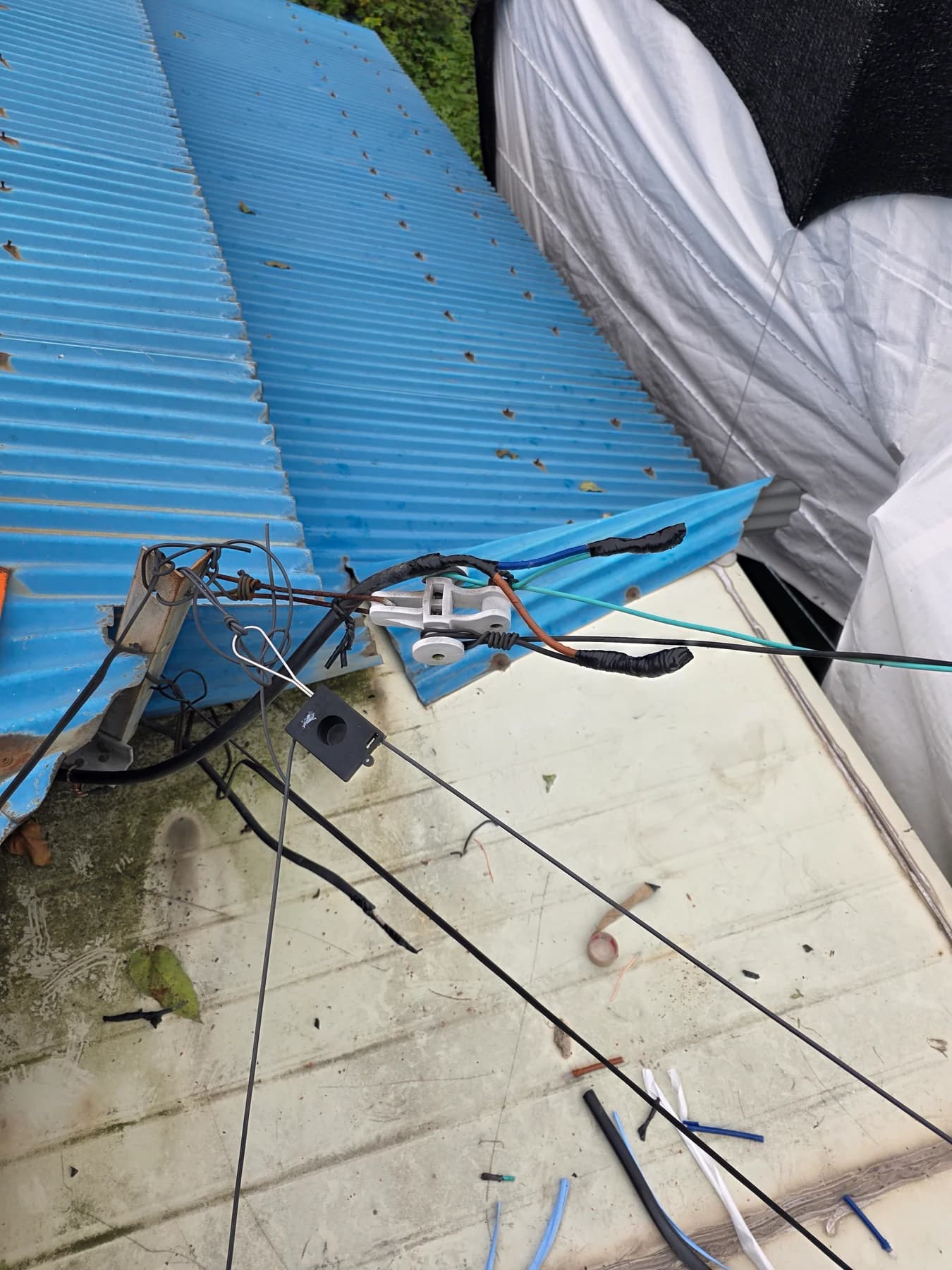 세종 전의면 건물 위쪽 인입부 주변 전선과 애자