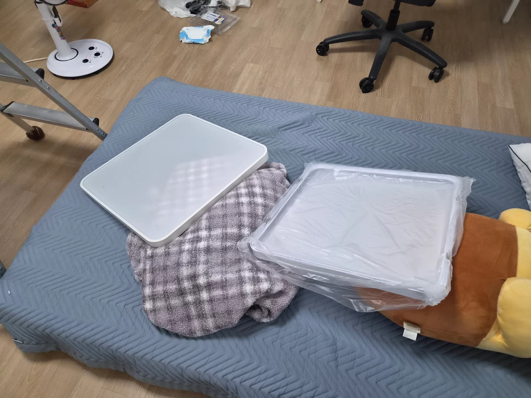 철거한 기존 방등과 새 LED 방등